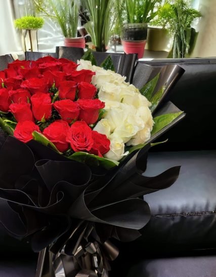 Exquisite Roses Wrapped for Gifting Elegance -