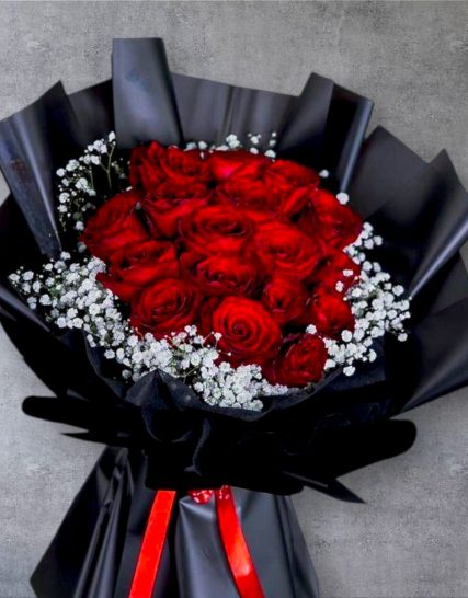 SPLENDID RED ROSES IN BLACK PAPER PACKING